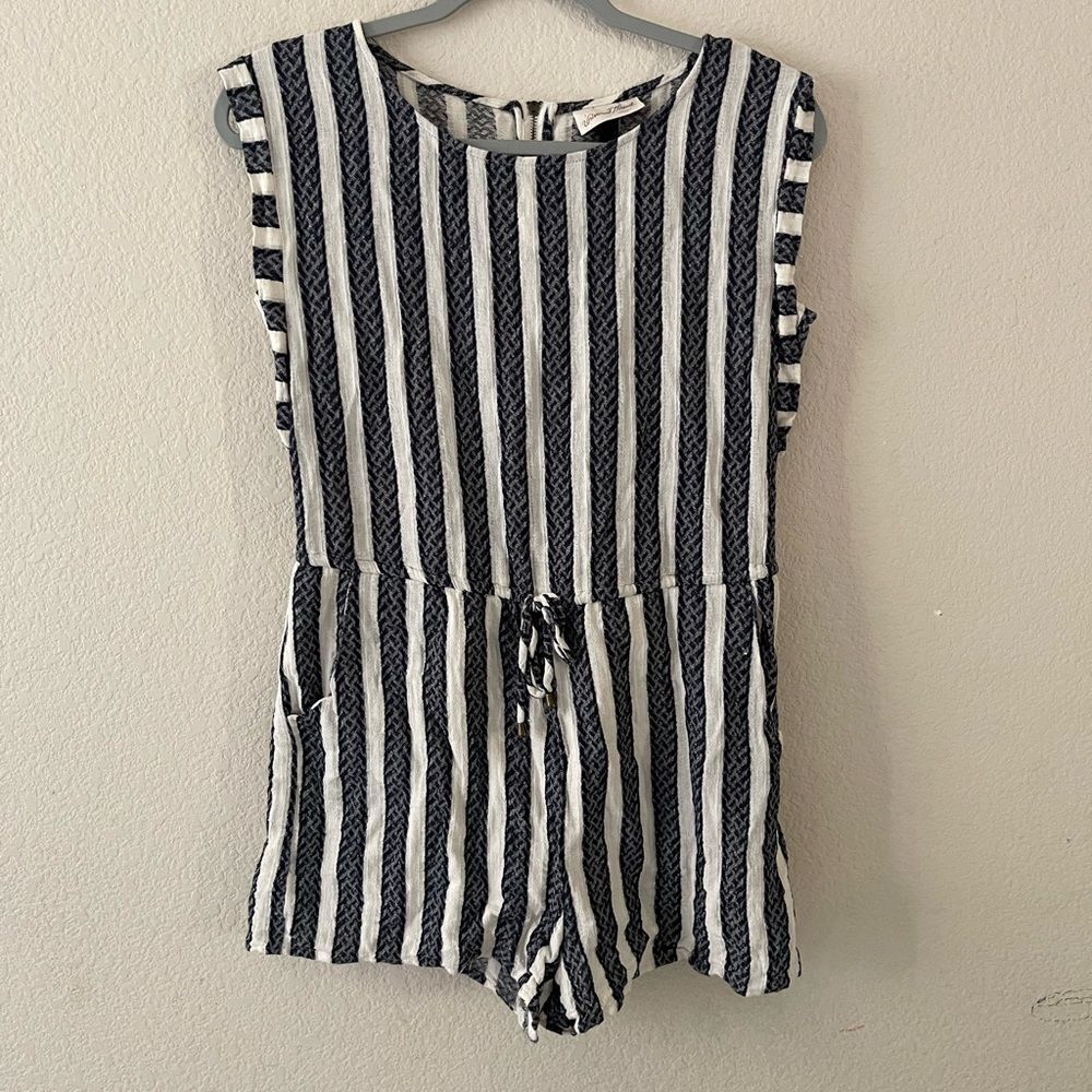 ‎Universal thread striped romper